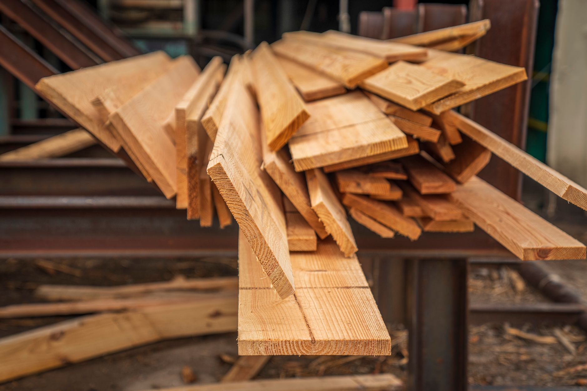 Bois durs empilés en atelier